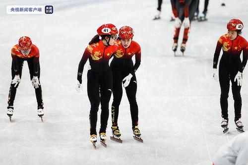 冬奥引导员吃瓜,吃瓜成网红，冰雪赛场外的温馨一幕